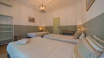 Tremannsrom, delt bad | Allergitestet sengetøy, memory foam-senger og blendingsgardiner