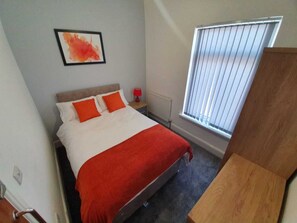 5 bedrooms, WiFi - Bath House near Stoke Mandeville hospital (Stoke-on-Trent)