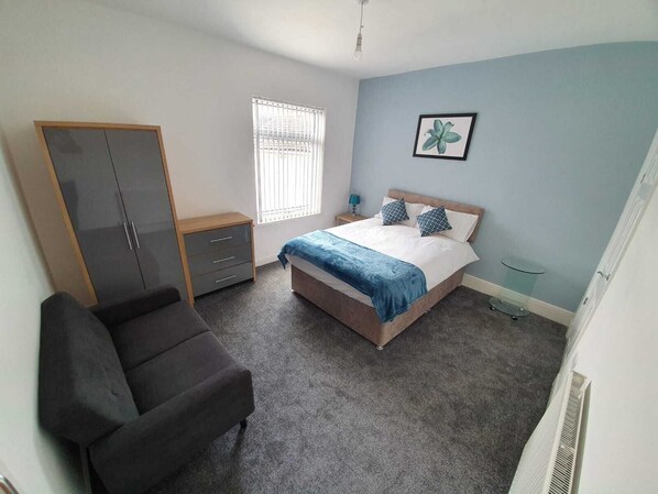 5 bedrooms, WiFi - Bath House near Stoke Mandeville hospital (Stoke-on-Trent)