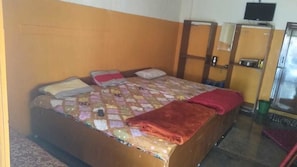 Caja de seguridad en la habitación y tabla de planchar con plancha