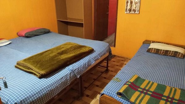 Caja de seguridad en la habitación y tabla de planchar con plancha