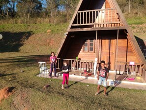 Property grounds - Mairiporã, high-end accommodation for up to 89 people, heated pool, fireplace, 35 minutes from São Paulo. (Mairiporã)