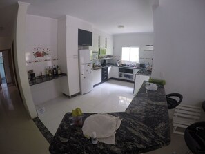 Geladeira, micro-ondas, fogão, cooktop