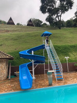 Outdoor pool, a heated pool - Mairiporã, high-end accommodation for up to 89 people, heated pool, fireplace, 35 minutes from São Paulo. (Mairiporã)