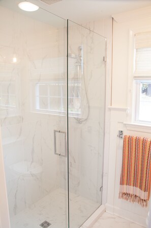 Shower, hair dryer, towels - Kelly Cottage-Lovely Light Filled Home in Downtown Charlottesville - Extended Stay (Charlottesville)