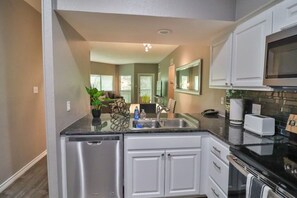 ثلاجة، ميكروويف، فرن، موقد طهي مسطح