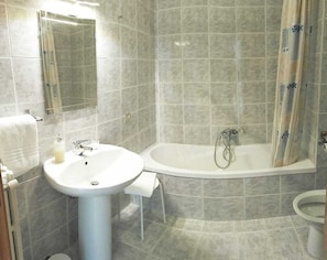 ヘアドライヤー、タオル、トイレットペーパー