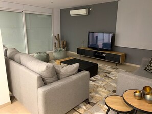 Smart-tv, een dvd-speler, boeken en een filmbibliotheek