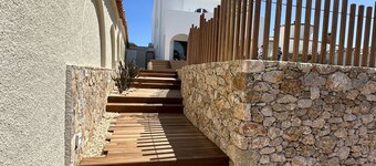 Beautiful villa on wide canal with 15m mooring and pool!