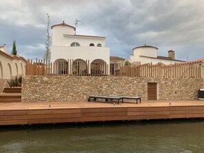Terrace/patio - Beautiful villa on wide canal with 15m mooring and pool! (Empuriabrava)