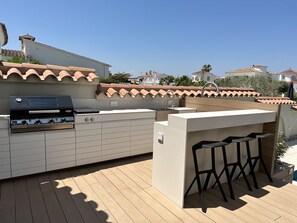 Terrace/patio - Beautiful villa on wide canal with 15m mooring and pool! (Empuriabrava)