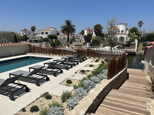 Schöne Villa an einem breiten Kanal mit 15m Liegeplatz und beheiztem Pool!