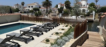 Beautiful villa on wide canal with 15m mooring and pool!