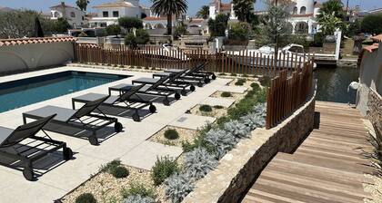 Schöne Villa an einem breiten Kanal mit 15m Liegeplatz und beheiztem Pool!