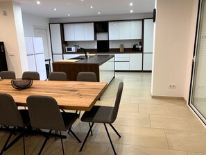 Fridge, microwave, oven, stovetop - Beautiful villa on wide canal with 15m mooring and pool! (Empuriabrava)