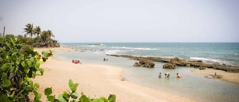 En la playa, camastros y toallas de playa