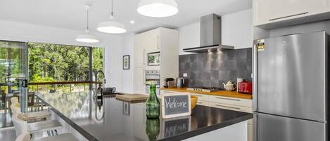 Refrigerador, microondas, horno, placa de cocina