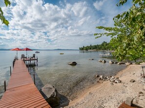 Plage, chaises longues, serviettes de plage
