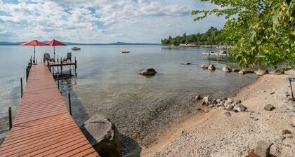 Henkeäsalpaavat näkymät järvelle
