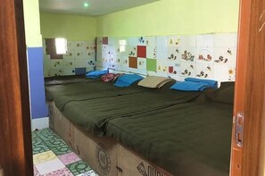 Dormitorio condiviso Standard | Una cassaforte in camera, ferro/asse da stiro