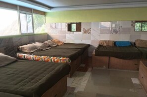 Dormitorio condiviso Standard | Una cassaforte in camera, ferro/asse da stiro