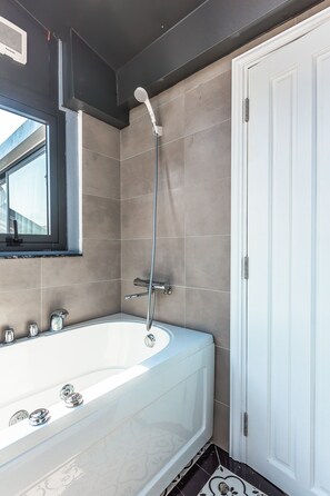 Premium Apartment | Bathroom | Shower, rainfall showerhead, designer toiletries, hair dryer - Jack Apartment 95 (Ho Chi Minh City)
