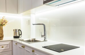 Microondas, placa de cocina, hervidor eléctrico y arrocera