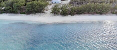 En la playa, camastros y toallas de playa