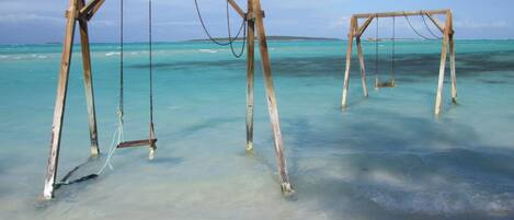 På stranden, solsenger og strandhåndklær