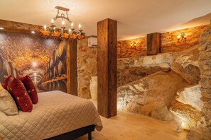 5 عدّة غرف نوم وخزنة داخل الغرفة ومكواة/لوح كي وسرير سفر