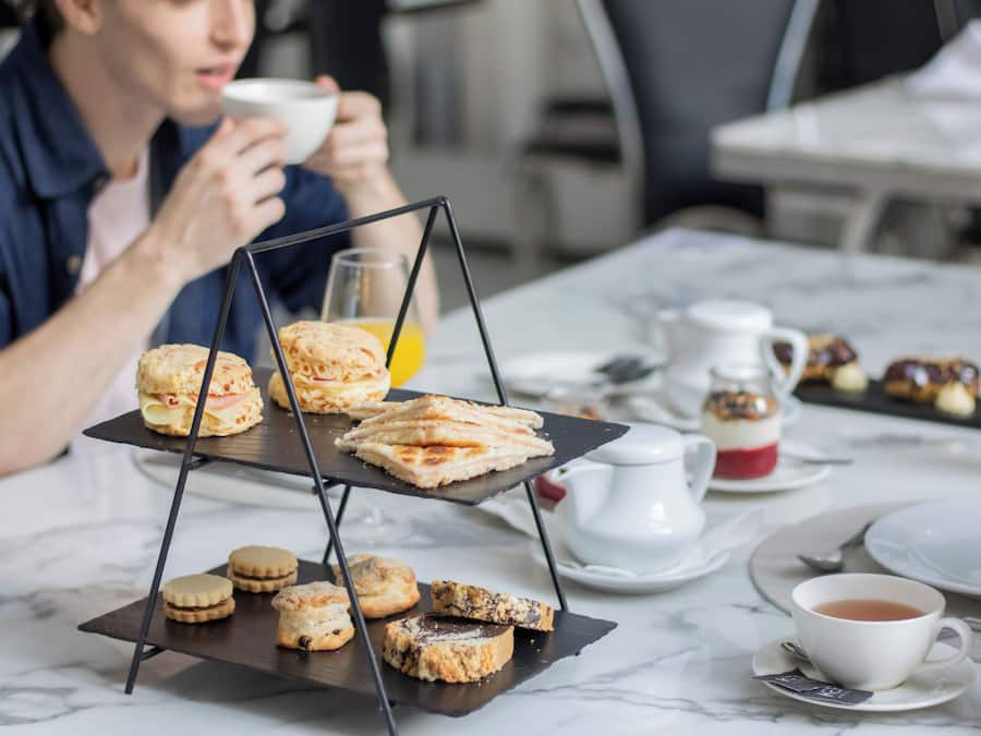 Café da manhã completo grátis todos os dias