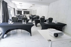 A conference room with tables, chairs, and a projector. - Ker San Telmo Hotel (Buenos Aires)