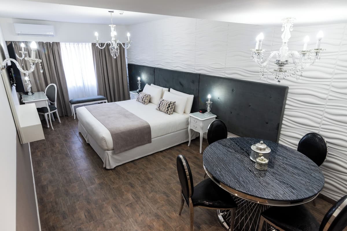 Deluxe Room | Hypo-allergenic bedding, down duvets, pillow-top beds, minibar