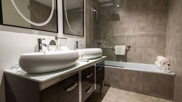 Habitación ejecutiva | Baño | Ducha y bañera combinadas y cabezal de ducha tipo lluvia