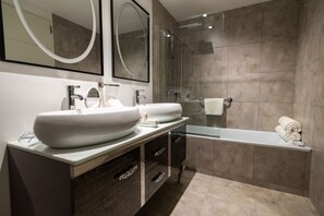 A modern bathroom with two large sinks, a glass-enclosed shower, and a separate bathtub. - Ker San Telmo Hotel (Buenos Aires)