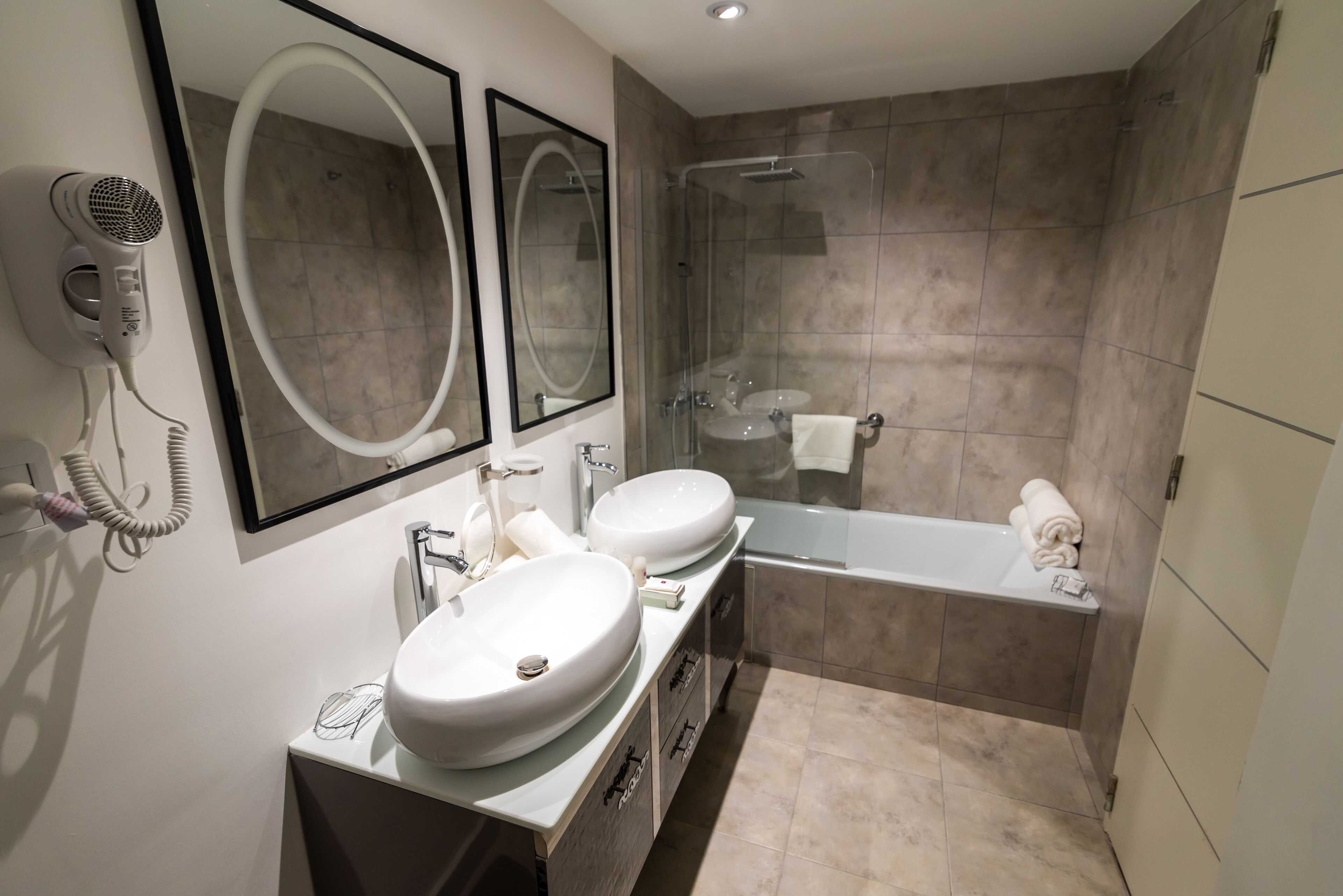 combined shower/bathtub, rainfall showerhead, free toiletries