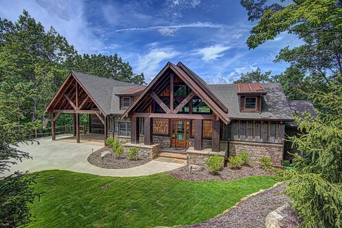 Luxury Cabin with amazing sunsets! Close to Downtown Blue Ridge!