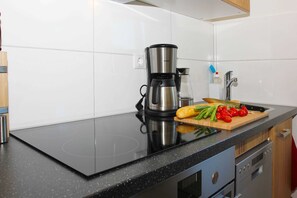 Refrigerador, microondas, lavavajillas, silla alta para bebés