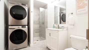 Een douche, een haardroger, handdoeken, zeep