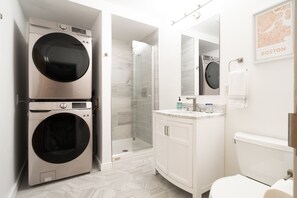 Shower, hair dryer, towels, soap - Bright & Spacious Loft Steps to the Freedom Trail (Boston)