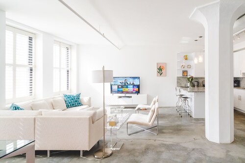 Bright & Spacious Loft Steps to the Freedom Trail