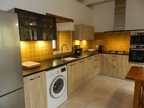 Frigorífico, microondas, horno y placa de cocina