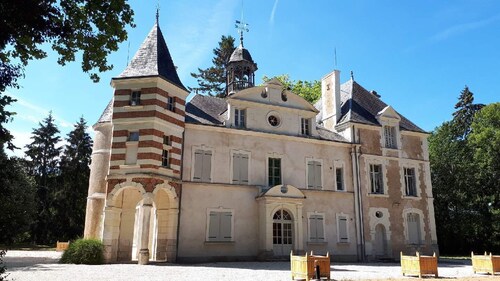 RELAY OF HUNTING IN PROPERTY OF HUNTING WITHIN A CASTLE