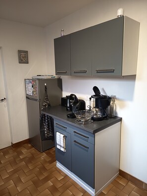 Jääkaappi, mikroaaltouuni, uuni, astianpesukone