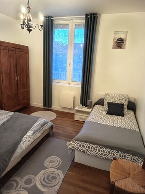 2 makuuhuonetta, silitysrauta/-lauta, ilmainen Wi-Fi, vuodevaatteet