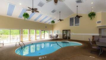 Una piscina cubierta