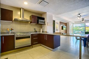 Frigorifero, microonde, forno, piano cottura