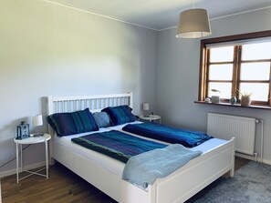 2 habitaciones, tabla de planchar con plancha, cuna de viaje y wifi 