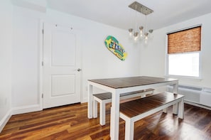 Grand Suite | Living area | 32-inch flat-screen TV with cable channels, TV