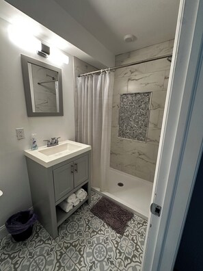 Junior Suite | Bathroom | Combined shower/tub, towels